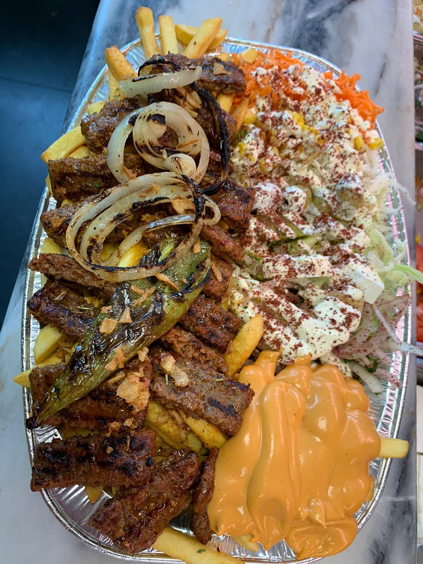 Grande assiette adana aux oignons grillés