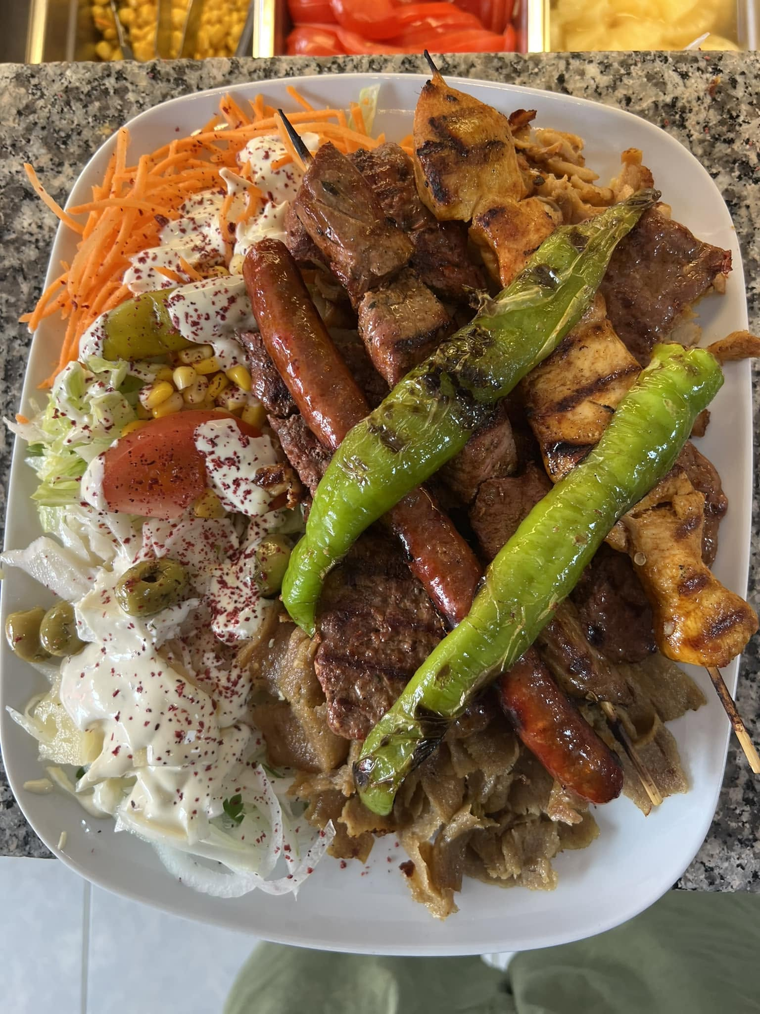Assiette mixte avec brochettes, merguez et crudités